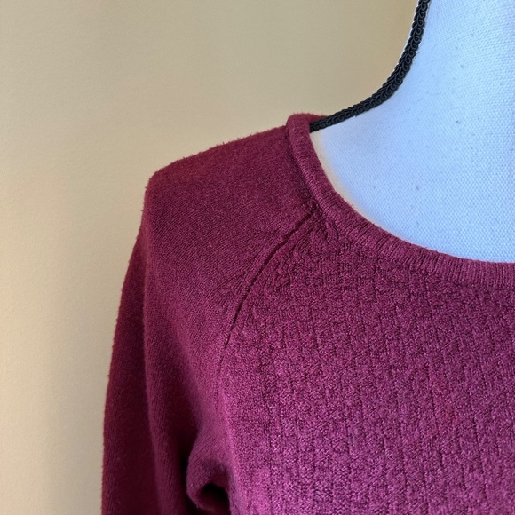 **CYRUS* Maroon Long Sleeve Sweater Size Medium - Picture 3 of 7